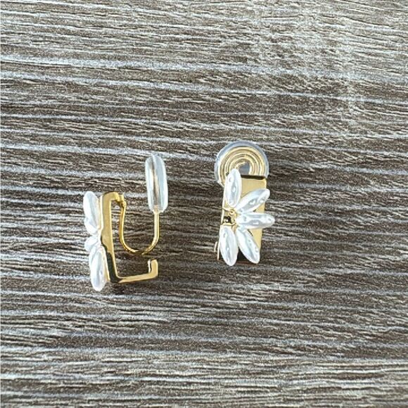 Vintage style flower clip on earrings A415 - Picture 4 of 5